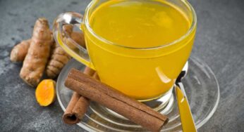 Turmeric Tea : పసుపు టీని ఇలా తయారు చేసుకుని రోజూ తాగండి.. కేజీలకు కేజీల బరువు అలవోకగా తగ్గుతారు..