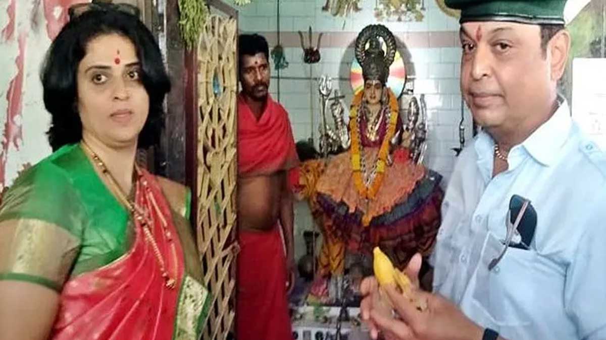 Naresh And Pavitra Lokesh special poojas at temple 