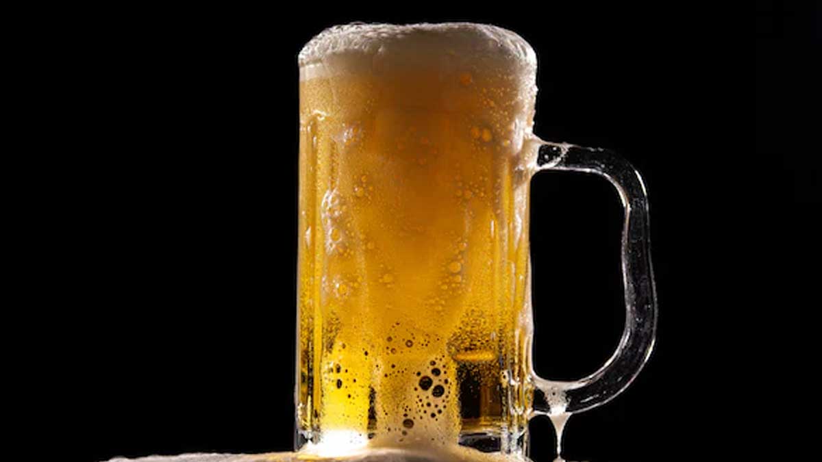 Beer Load : బీర్ లోడ్తో వెళుతున్న వ్యాన్ బోల్తా.. బాటిల్స్ కోసం ఎగబడ్డ జనం.. Beer Load van accident people got them