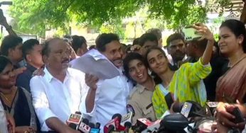 YS Jagan : జైలు ముందు జ‌గ‌న్‌తో మ‌హిళా కానిస్టేబుల్ సెల్ఫీ.. వైర‌ల్ అవుతున్న ఫొటో..