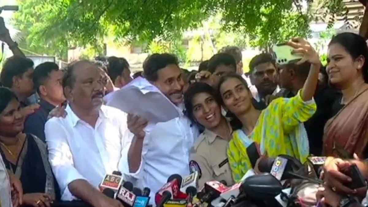 YS Jagan too selfie with a gril photo viral 